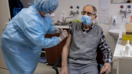 Az Egyesült Államokban a be nem oltott idősek  ötvenszer nagyobb eséllyel kerülnek kórházba, mint a három oltással rendelkező kortársaik