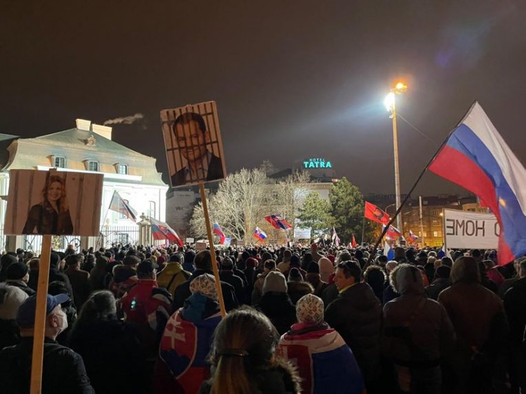 Szerdán az Elnöki Palota előtt demonstráltak ellenzékiek