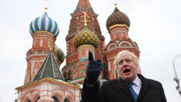 Nagy-Britannia szombaton azzal vádolta meg a Kremlt, hogy oroszbarát vezetőt akar hatalomra juttatni Ukrajnában