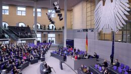 A német parlamentben a kötelező oltás körül zajlik a vita
