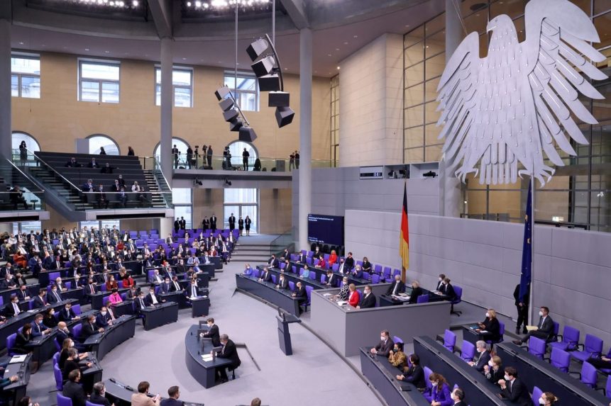 A Bundestag elsöprő többséggel megszavazta, hogy Németország nehézfegyvereket küldjön Ukrajnának