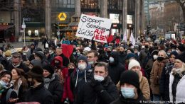 Európa-szerte demonstrálnak a járványügyi korlátozások ellen