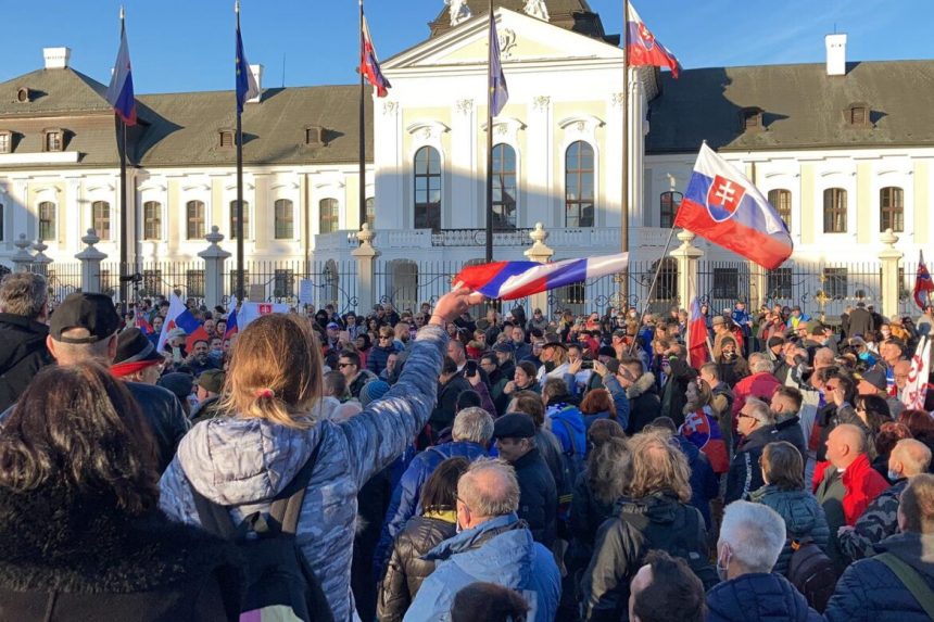 Demonstráció az Elnöki Palota előtt