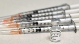 Százhatvanötezer Covid-19 elleni vakcina szavatossági ideje járt le decemberben