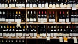 A szlovákiai borászok szerint a nagy üzletláncok kizsigerelik a termelőket