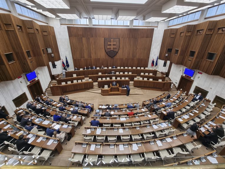 Több mint 5000 euróra nőtt a parlamenti képviselők átlagkeresete 2022-ben