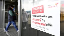 Két fázisban oldják fel a járványügyi szigorításokat Szlovákiában