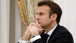 A francia államfő parlamenti szavazás nélkül hirdeti ki a vitatott nyugdíjreformot