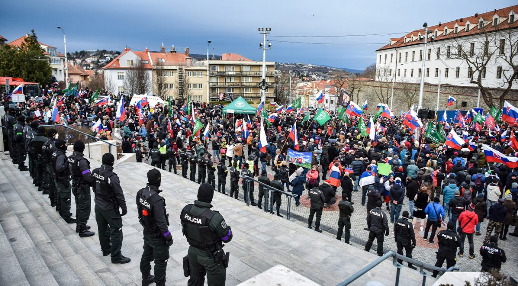 Kedden több százan tüntettek a parlament épülete előtt