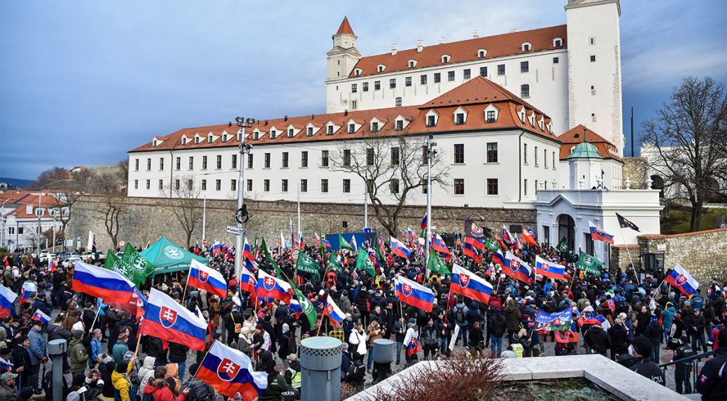 Kinek szólt tegnap a cirkusz a parlamentben?