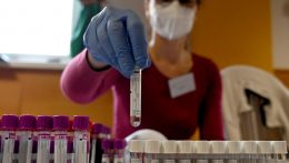 504 koronavírus-fertőzöttet találtak csütörtökön, 9 ember belehalt a betegségbe