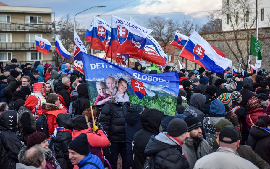 Gyűlölködés a védelmi szerződés miatt