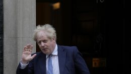 Boris Johnson az első brit miniszterelnök, akit hazugságon kaptak