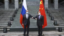 A kínai külügyminiszter úgy fogalmazott: tárgyalások útján kell kialakítani Európa biztonsági mechanizmusát