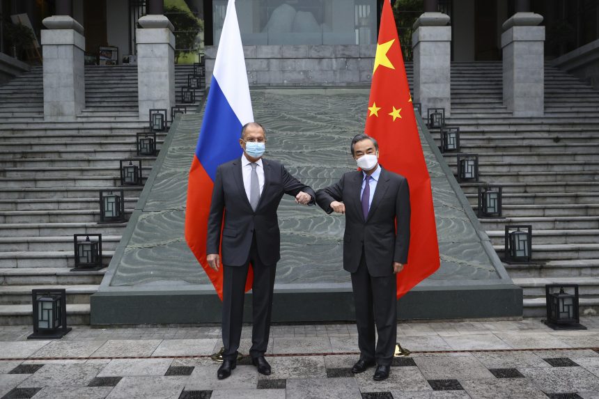 A kínai külügyminiszter úgy fogalmazott: tárgyalások útján kell kialakítani Európa biztonsági mechanizmusát
