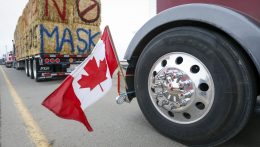 A kamionosok eltorlaszolták a legforgalmasabb határátkelőt Egyesült Államok és Kanada között
