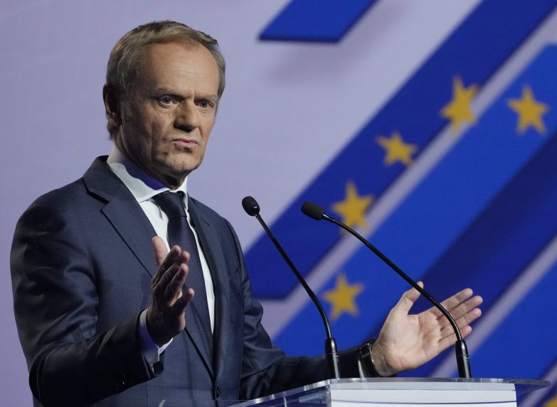 Donald Tusk bírálta a kemény szankcióktól vonakodó EU-tagállamokat