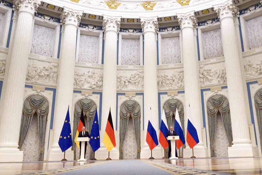 Putyin telefonon ismertette a háború céljait a német kancellárral