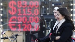 A szigorú nyugati szankciók bejelentését követően az orosz rubel árfolyama nagyot zuhant