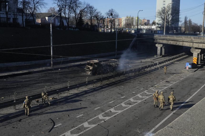Kijevet több irányból támadják, heves utcai harcok mindenütt