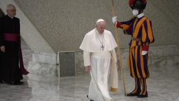 A pápa szerint továbbra sem szabad eltörölni a cölibátust