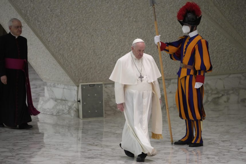 A pápa szerint továbbra sem szabad eltörölni a cölibátust