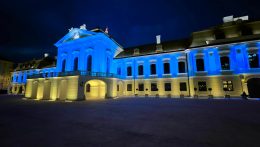 Az egység napjának alkalmából az ukrán zászló színeiben pompázott a Grassalkovich-palota
