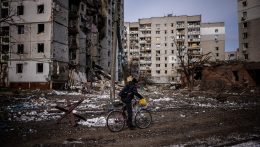 Mariupol polgármestere szerint az oroszok folytatják a bombázást