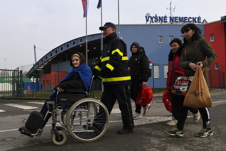 Továbbra is áramlanak az ukrajnai menekültek