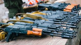 Az uniós tagállamok megkétszerezik az Ukrajnának nyújtott fegyverbeszerzési támogatásukat