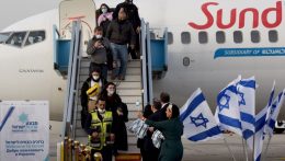 Izraelbe érkezett a menekülteket szállító első repülőgép