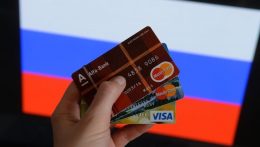 A Visa és a MasterCard is bejelentette, hogy felfüggeszti a működését Oroszországban