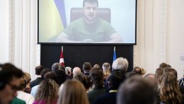 Videóhíváson jelentkezett be Zelenszkij a dán parlamentbe