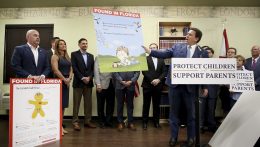 Aláírta a szülői jogokat is védő gyermekvédelmi törvényt a floridai kormányzó