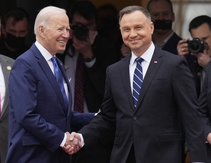 Lengyelország és Csehország százmilliókat kapott az USA-tól