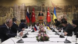 Megkezdte a tárgyalásokat az orosz és ukrán delegáció Isztambulban