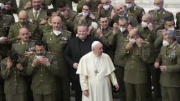 A háború nemcsak a jelent, hanem a társadalom jövőjét is elpusztítja Ferenc pápa szerint