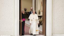Ferenc pápa: laikus megkeresztelt katolikusok is vezethetnek vatikáni hivatalt