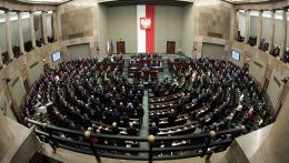 A lengyel szejm megszavazta az EU által kifogásolt bírósági fegyelmi kamara megszüntetését célzó tervezetet