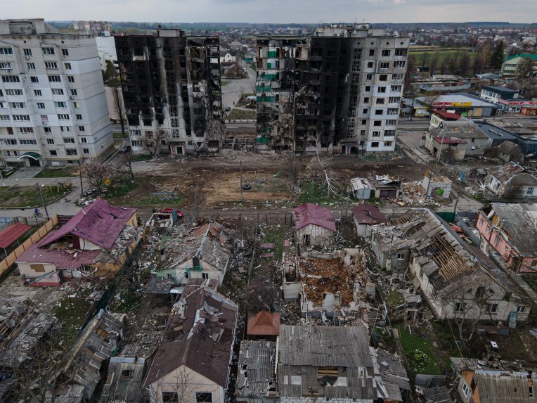 Mariupolt azonnal ki kell üríteni – üzente a lebombázott város polgármestere