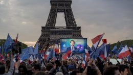 Időközben több európai politikus is gratulált Macronnak az újraválasztásához