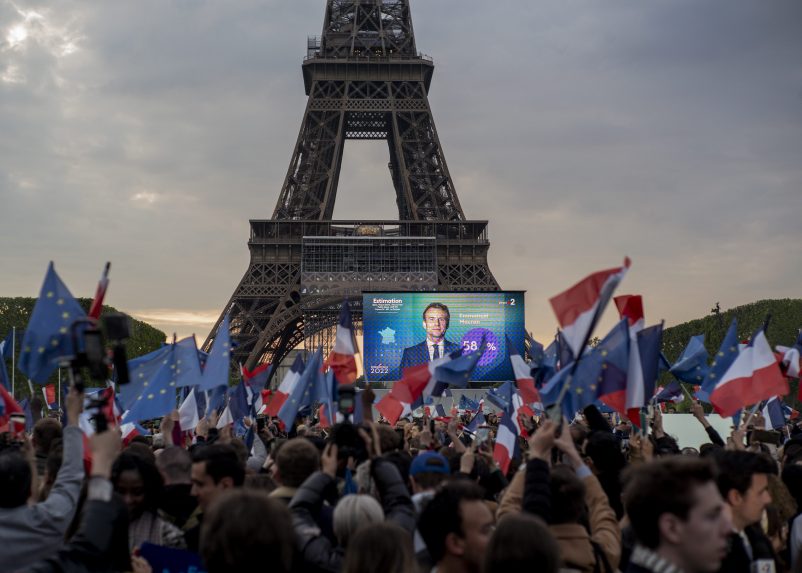 Időközben több európai politikus is gratulált Macronnak az újraválasztásához