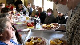 Közel 100 fedél nélkül élő ember vett részt a húsvéti összejövetelen Kassán