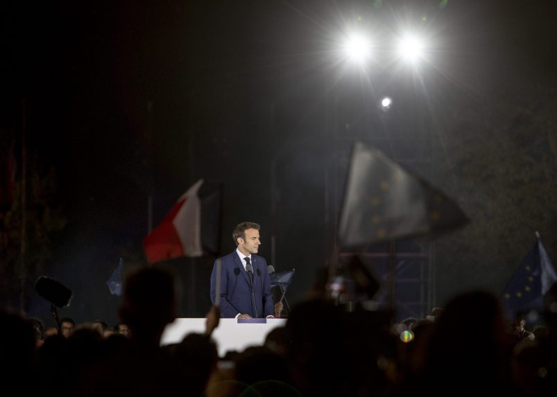 Macronnál marad az Élysée-palota kulcsa