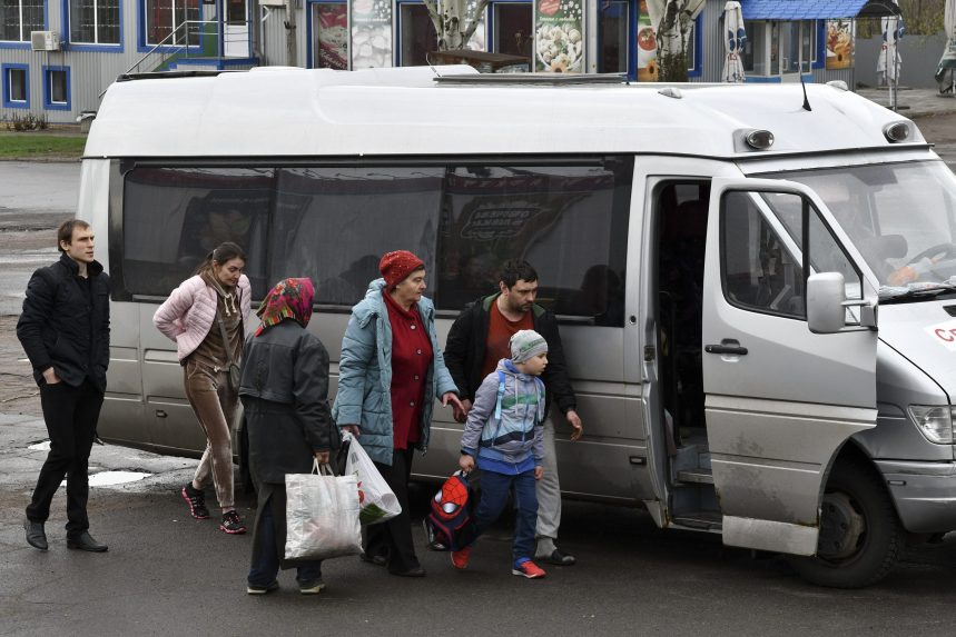 344 embert evakuáltak Mariupolból szerdán