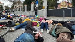 Az orosz nagykövetség előtt tüntettek Pozsonyban