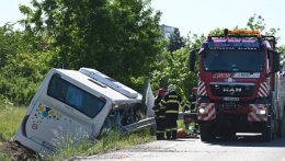 Teherautóval ütközött egy autóbusz Galánta és Diószeg között