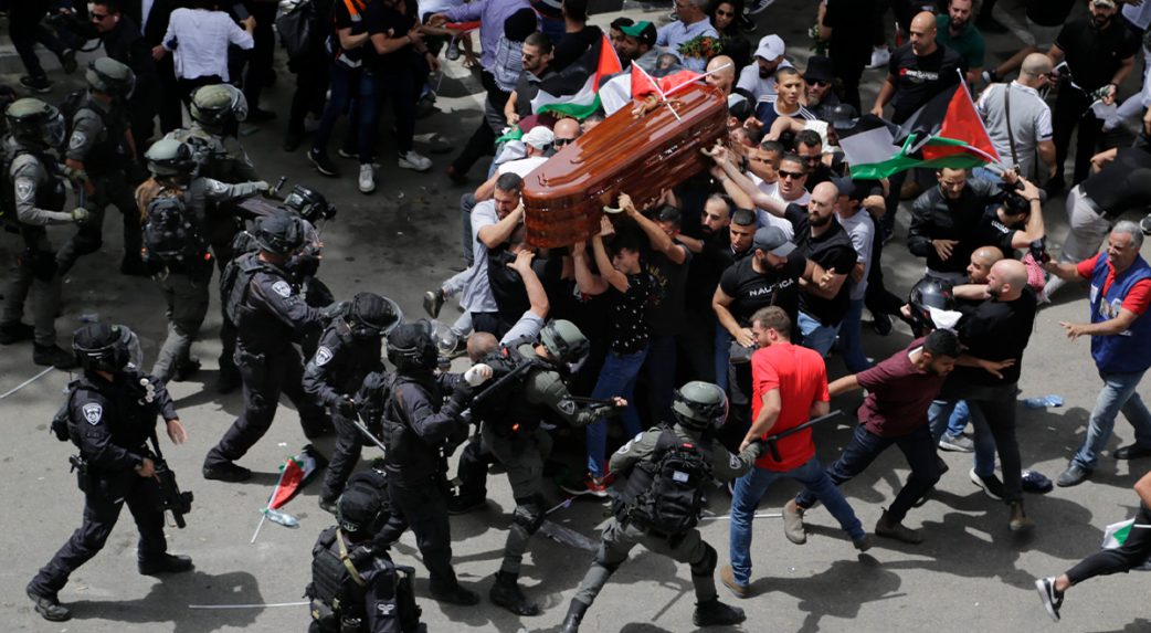 Összecsapott az izraeli rendőrség gyászolókkal a szerdán meggyilkolt Sirín Abu Akla újságíró temetésén