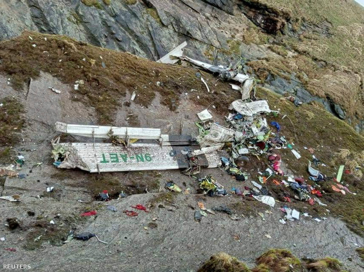 Nepálban megtalálták hétfőn az előző nap eltűnt utasszállító repülőgép roncsait
