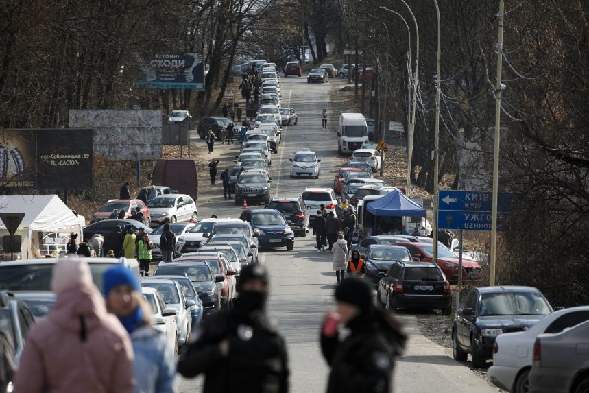 Hosszú sorok alakulnak ki az ugari határátkelőn